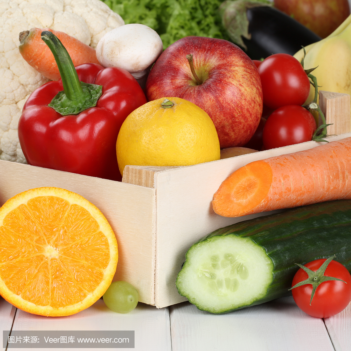 水果和蔬菜像桔子,苹果,西红柿在盒子里