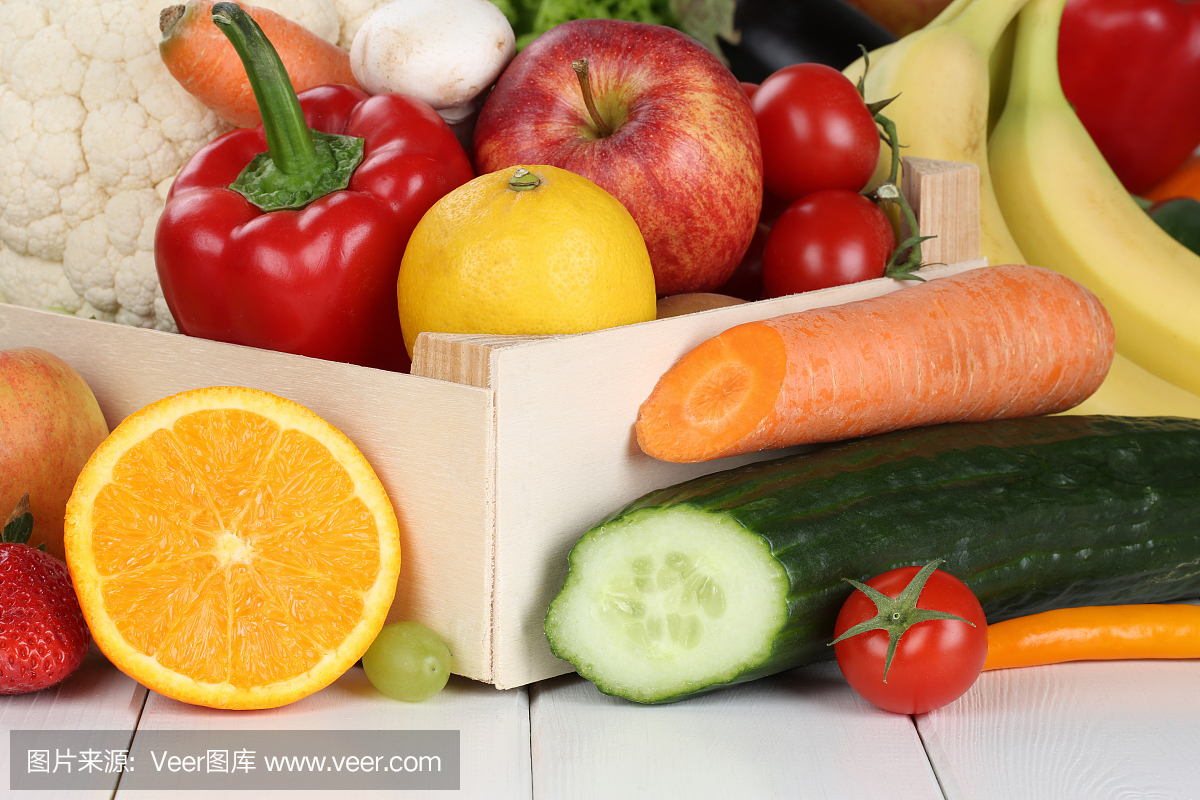 水果和蔬菜像橘子,苹果在木箱里